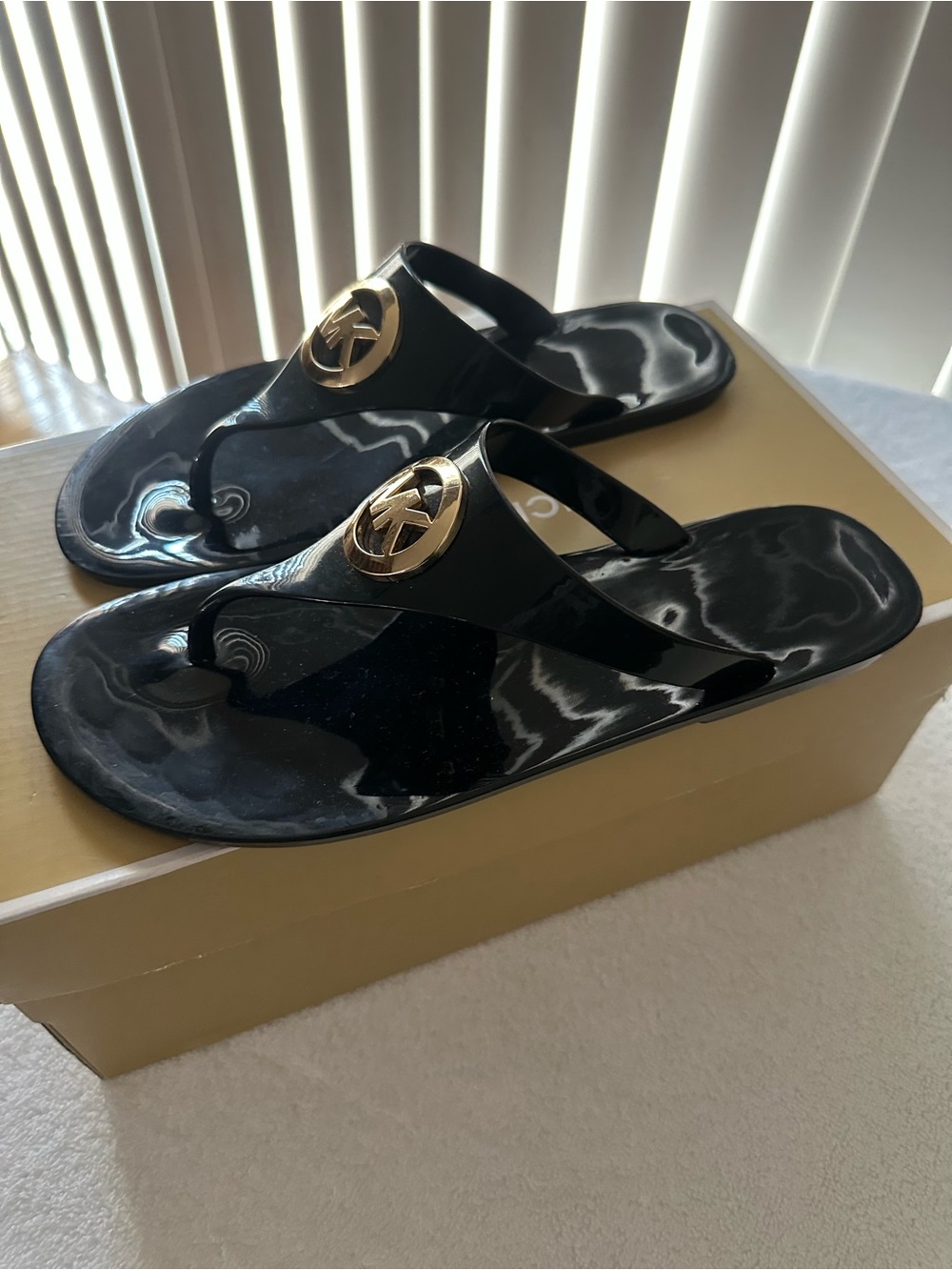 Michael Kors Lillie Glossy Black Jelly Thong Sandals Size 8 - Picture 3 of 4